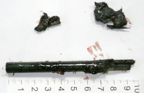 Карандаш, тряпочный пыж и щепки от карандаша, изъятые в ходе исследования трупа